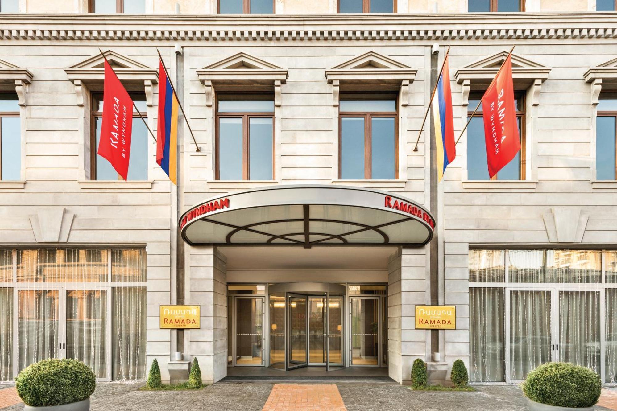 Ramada Hotel & Suites By Wyndham Yerevan Ngoại thất bức ảnh