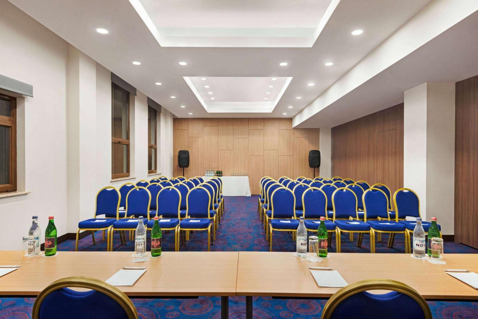 Ramada Hotel & Suites By Wyndham Yerevan Ngoại thất bức ảnh