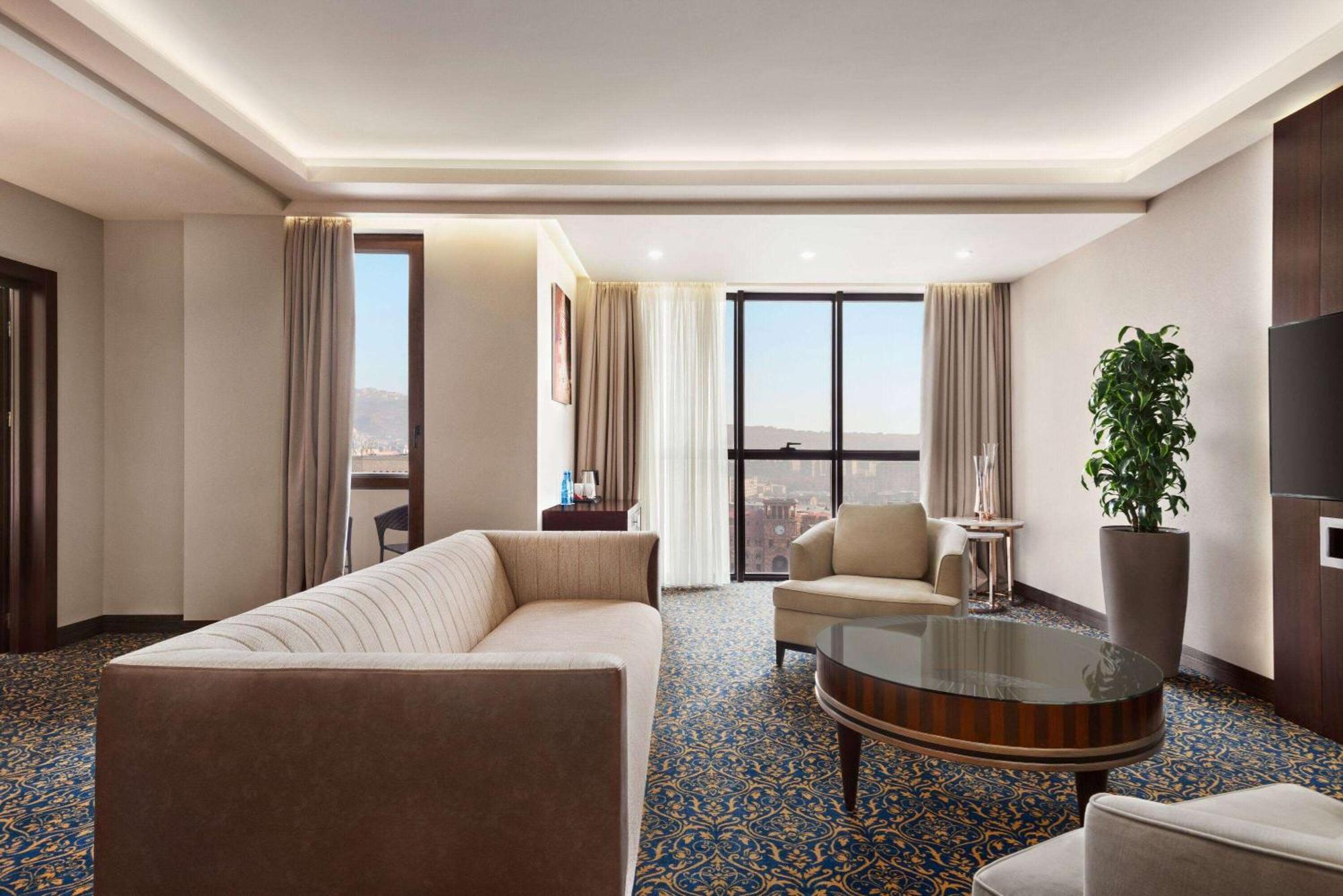 Ramada Hotel & Suites By Wyndham Yerevan Ngoại thất bức ảnh