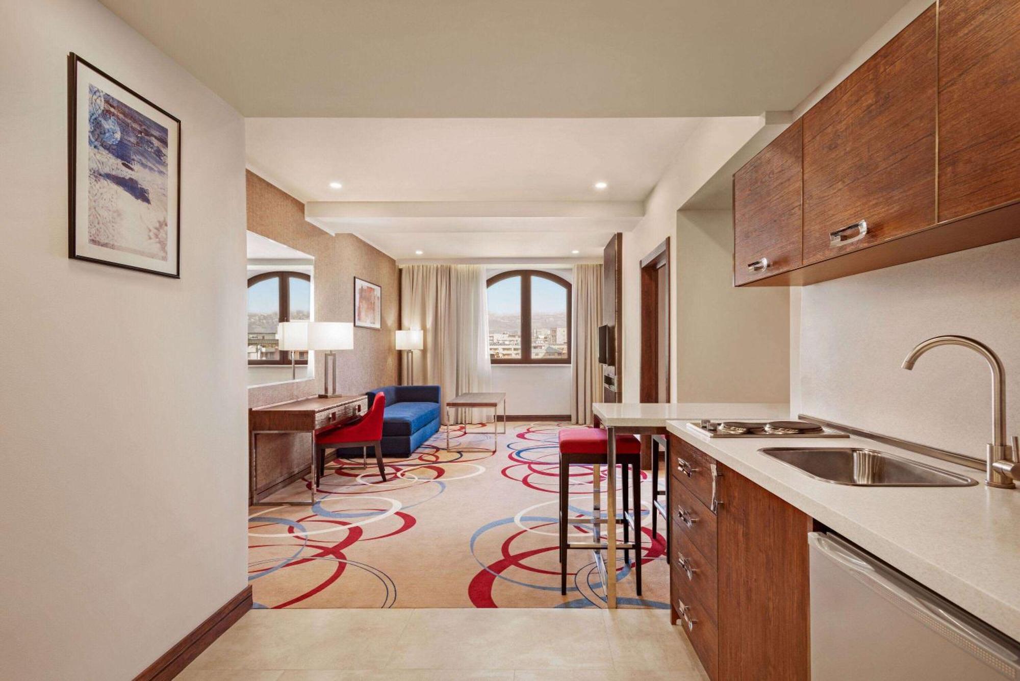 Ramada Hotel & Suites By Wyndham Yerevan Ngoại thất bức ảnh