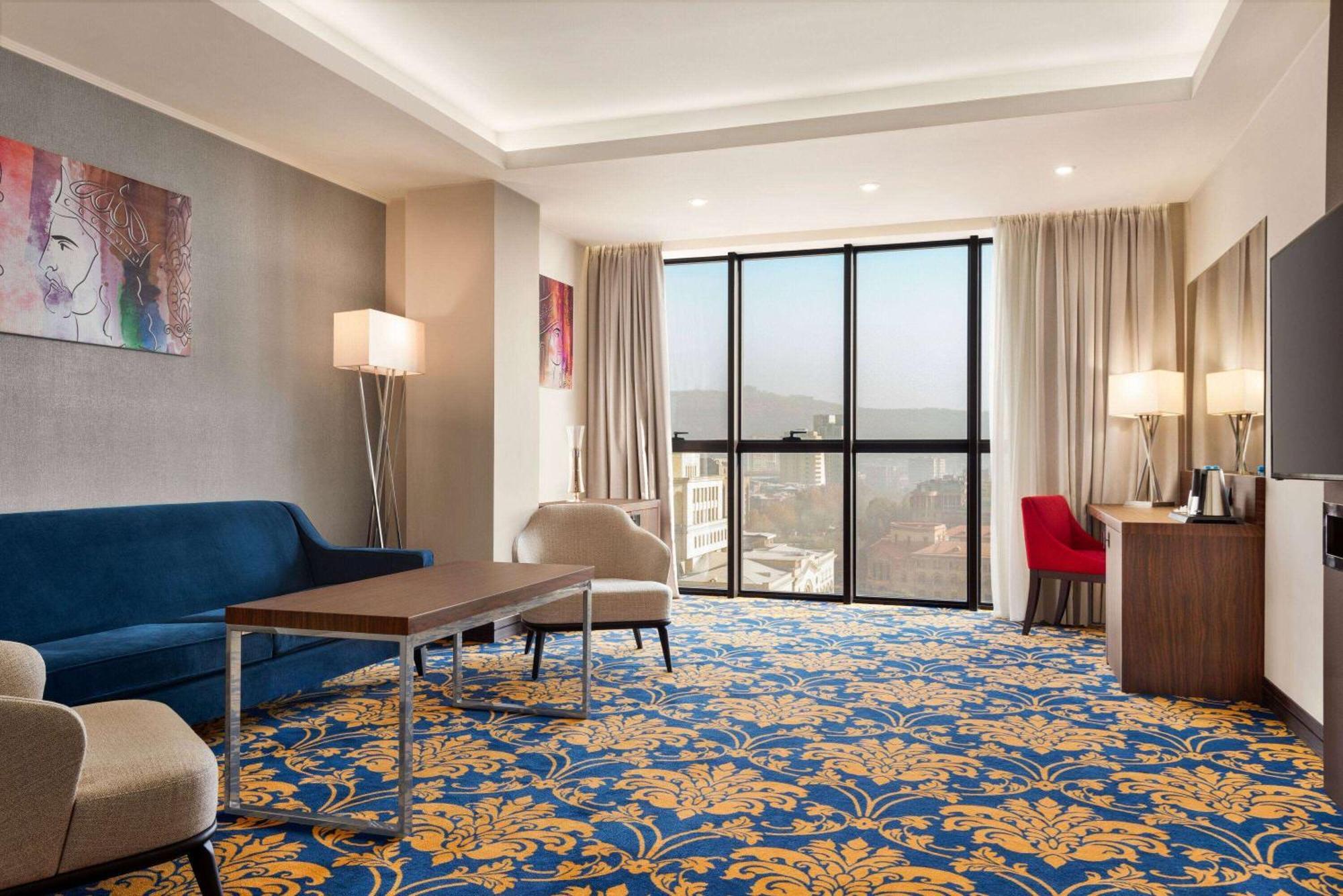 Ramada Hotel & Suites By Wyndham Yerevan Ngoại thất bức ảnh