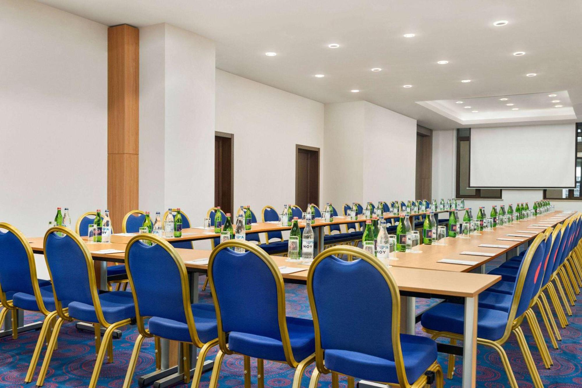 Ramada Hotel & Suites By Wyndham Yerevan Ngoại thất bức ảnh