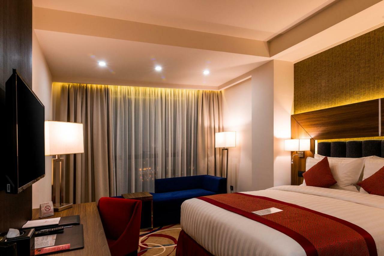 Ramada Hotel & Suites By Wyndham Yerevan Ngoại thất bức ảnh